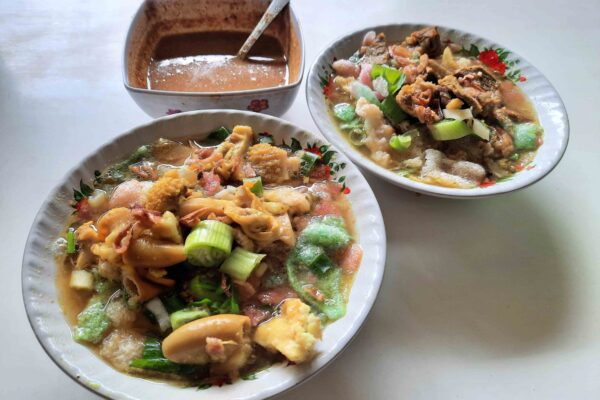 Savoring-the-Delights-of-Sokarajas-Signature-Soto-scaled